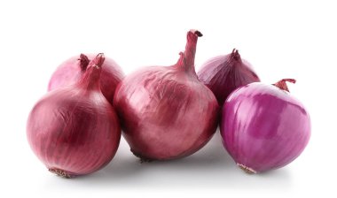 Beyaz arkaplanda kırmızı soğanlar