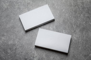 tarjetas en blanco sobre fondo gris