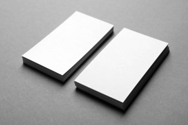 tarjetas en blanco sobre fondo gris