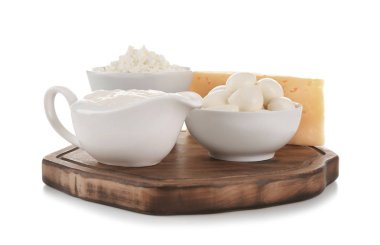 Beyaz arka planda farklı süt ürünleri