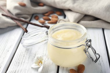 Masada lezzetli vanilyalı puding ile jar