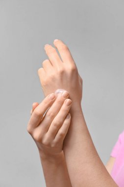 Kadın vücut closeup cilt krem uygulamak