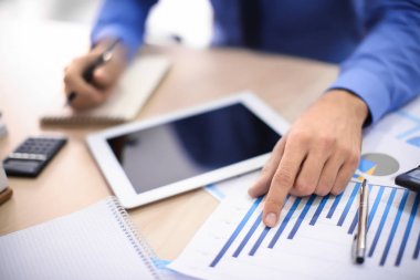 Office, closeup masada çalışan adam. Finansal ticaret kavramı