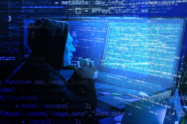 Karanlıkta bilgisayar kullanarak maskeli hacker. Siber saldırı ve güvenlik kavramı
