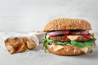 Lezzetli hamburger ve patates masada