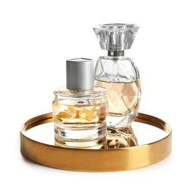 Beyaz arka plan üzerinde parfüm şişeleri ile tepsi