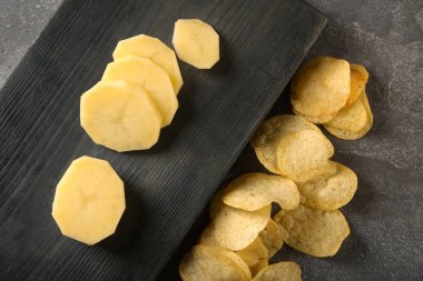 Gevrek cipsi ve çiğ patates masada, üstten görünüm