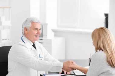 Erkek doktor ve hasta istişare Kliniği sırasında el sıkışan