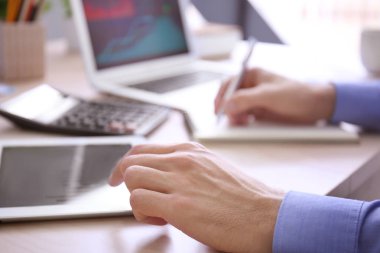 Office, closeup masada çalışan adam. Finansal ticaret kavramı