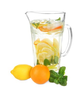 Beyaz arka plan üzerinde taze limonata sürahi