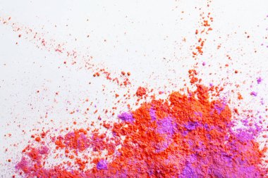 Holi Festivali beyaz arka plan üzerinde renkli tozlar