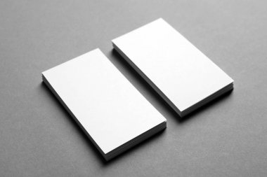 tarjetas en blanco sobre fondo gris