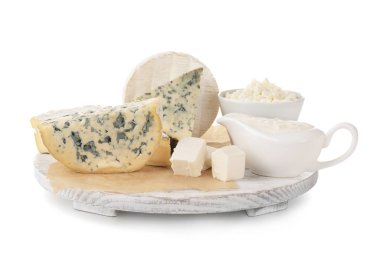 Beyaz arka planda farklı süt ürünleri