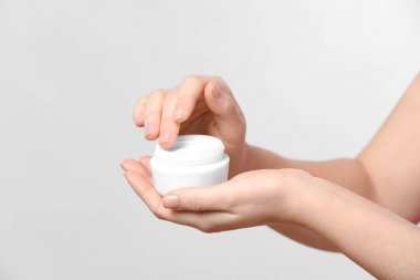 Vücut üzerinde açık renkli krem kavanoz kadınla