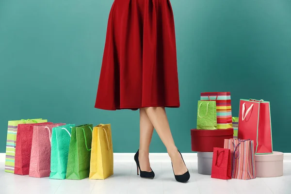 Mulher elegante com sacos de compras dentro de casa — Fotografia de Stock