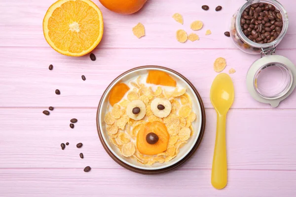 Desayuno creativo para niños sobre fondo de madera, vista superior — Foto de Stock