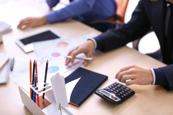 Hommes travaillant à table au bureau, gros plan. Concept de négociation financière — Photo