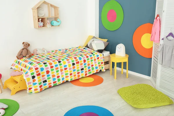Interiér útulný dětský pokoj s manželskou postelí — Stock fotografie