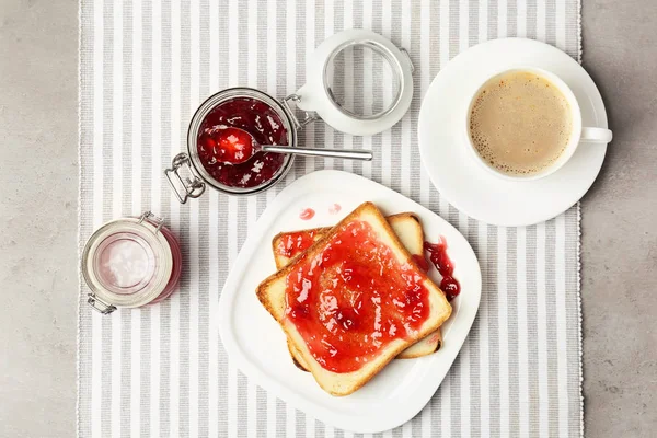 Смачний тост з солодким джемом подається на сніданок на столі — стокове фото