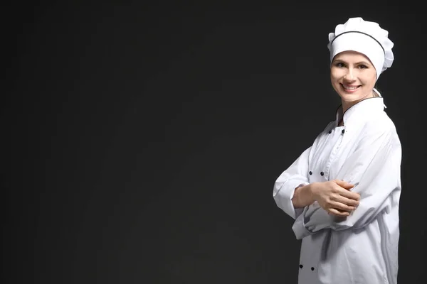 Chef femenino en uniforme sobre fondo negro — Foto de Stock
