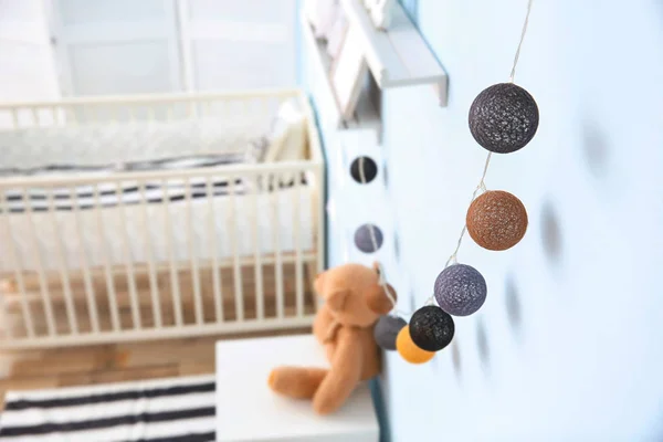 Mooie garland op muur in de kinderkamer — Stockfoto