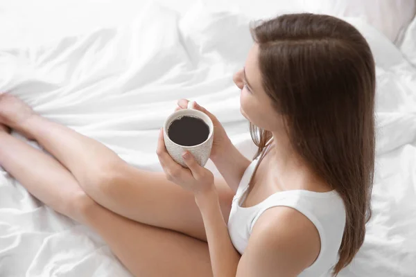 Giovane Bella Donna Che Beve Caffè Sul Letto Casa — Foto Stock