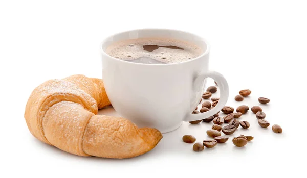Gustoso rotolo di mezzaluna con tazza di caffè su sfondo bianco — Foto Stock