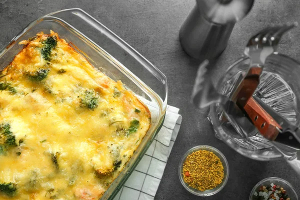 Glas ugnsform med välsmakande broccoli gryta på bordet. Färskt från ugnen — Stockfoto