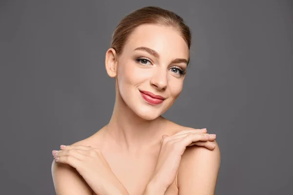 Portrait de belle jeune femme à la peau claire sur fond gris — Photo