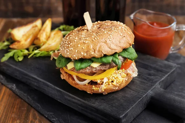 Leckere Burger auf Holzbrett — Stockfoto