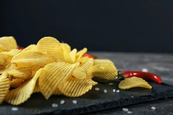 Patatas fritas crujientes con chile en plato de pizarra, primer plano —  Fotos de Stock