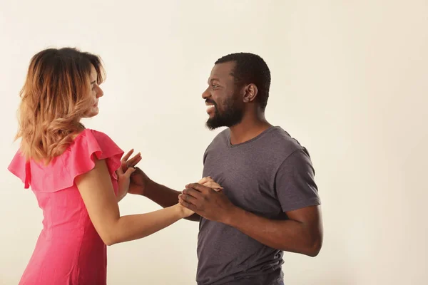 Linda pareja interracial bailando sobre fondo blanco — Foto de Stock