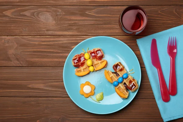 Kreativ frukost för barn på trä bakgrund, ovanifrån — Stockfoto