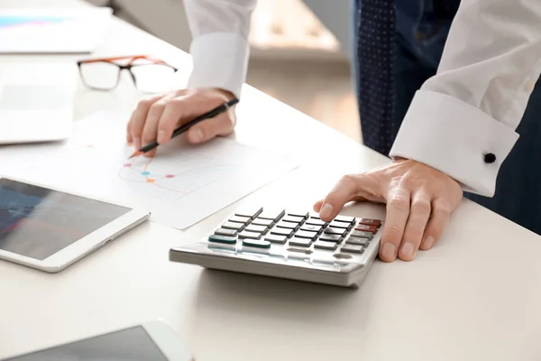 Jovem que trabalha à mesa no escritório. Conceito de serviço de consultoria — Fotografia de Stock