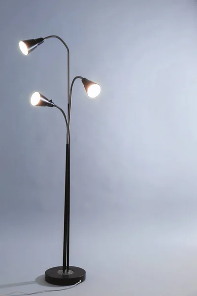 Elegantní stojací lampa na šedém pozadí — Stock fotografie