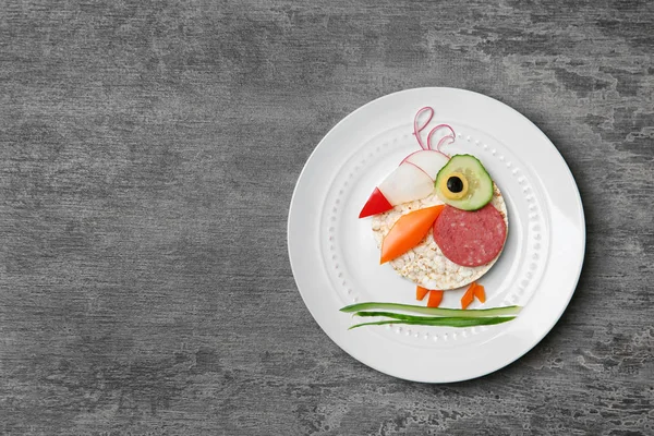 Kreativ frukost för barn på grå bakgrund, ovanifrån — Stockfoto