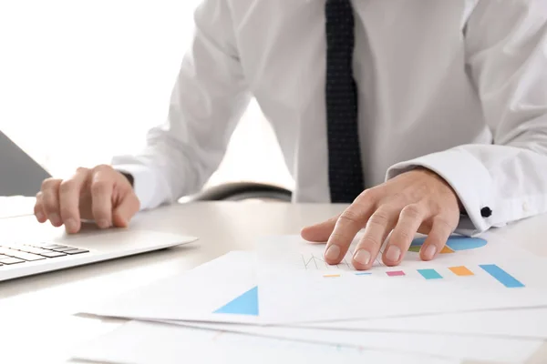 Jonge man aan het werk aan tafel in office. Raadpleging van dienstverleningsconcept — Stockfoto