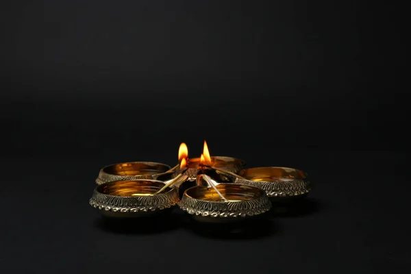 Diwali diyas или глиняные лампы на темном фоне — стоковое фото