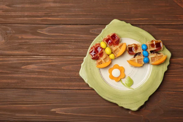 Colazione creativa per bambini su sfondo di legno, vista dall'alto — Foto Stock