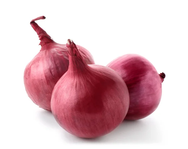 Cebollas rojas sobre fondo blanco — Foto de Stock