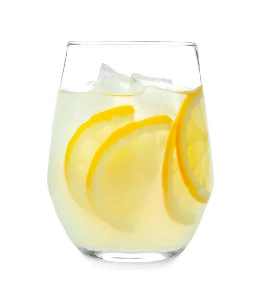Copo de limonada fresca sobre fundo branco — Fotografia de Stock
