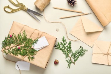 Işık arka plan üzerinde hediye kutusu ile kompozisyon