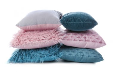 Beyaz arka plan üzerinde şık renkli yastıklar