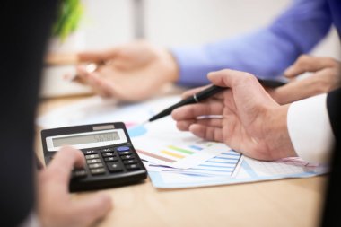 Ofiste, closeup tabloda çalışan adamlar. Finansal ticaret kavramı