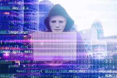 Çift pozlama laptop, kod ve cityscape görünümünü kullanarak hacker. Siber saldırı ve güvenlik kavramı 