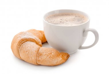 Lezzetli Hilal rulo bardak kahve ile beyaz arka plan üzerinde