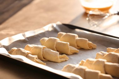 Parşömen kağıtları, portre ile sac pişirme üzerinde ham kruvasan