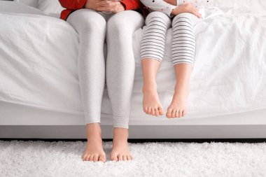 Kadın ve küçük çocuk yatak, closeup oturan