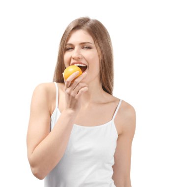 Beyaz arka plan üzerinde olgunlaşmış limonlu güzel genç kadın