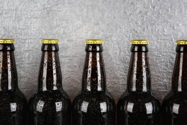 Dokulu arka plan üzerinde bira şişesi